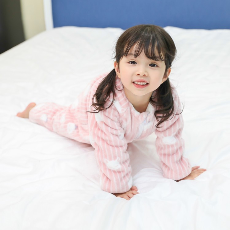 小女孩&18条纹猫咪连体衣